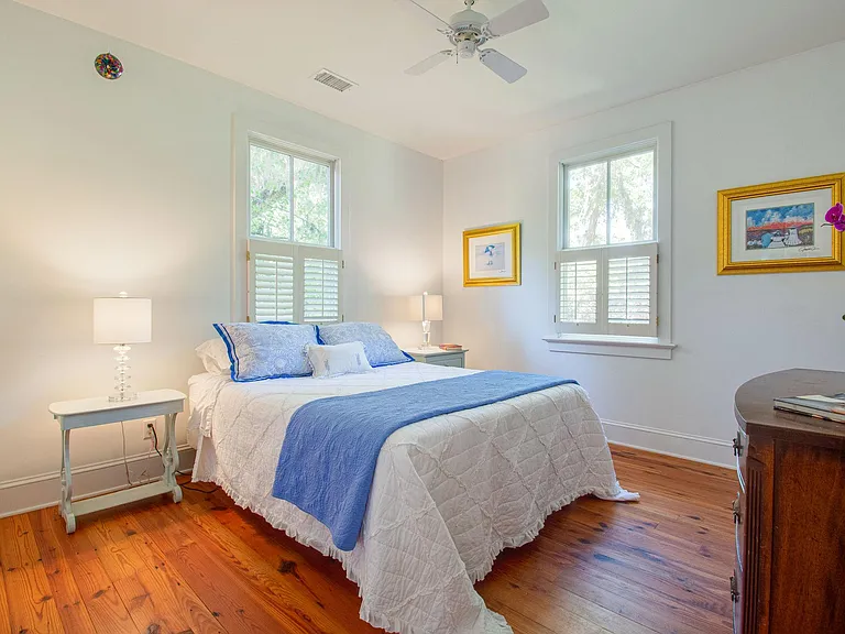 Downstairs queen bedroom