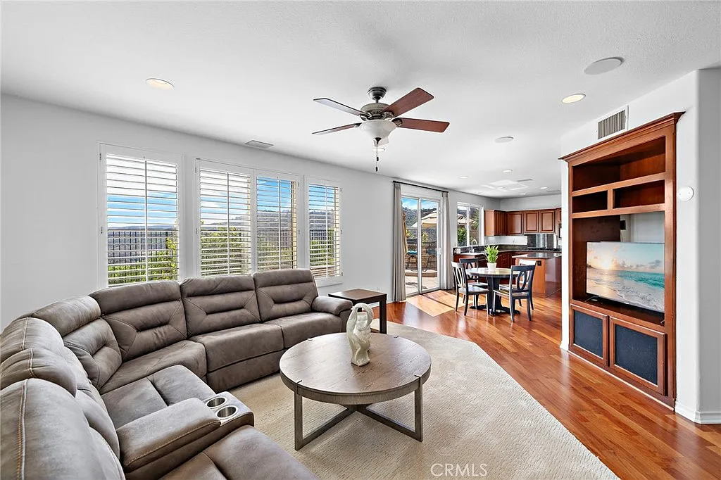 4 bed, 4.5 bath, 3400 sqft, $6,500 — Photo 3