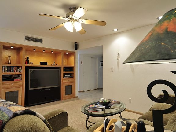 Living Room - TV Includedys