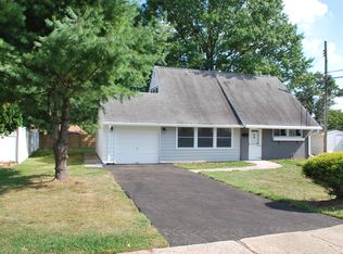 6 Viewpoint Ln, Levittown, PA 19054