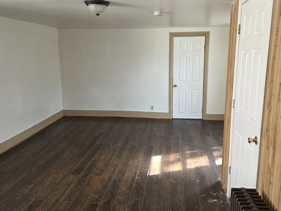 557 S Main St