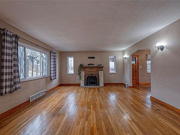 2nd image of 2704 Skyline Dr