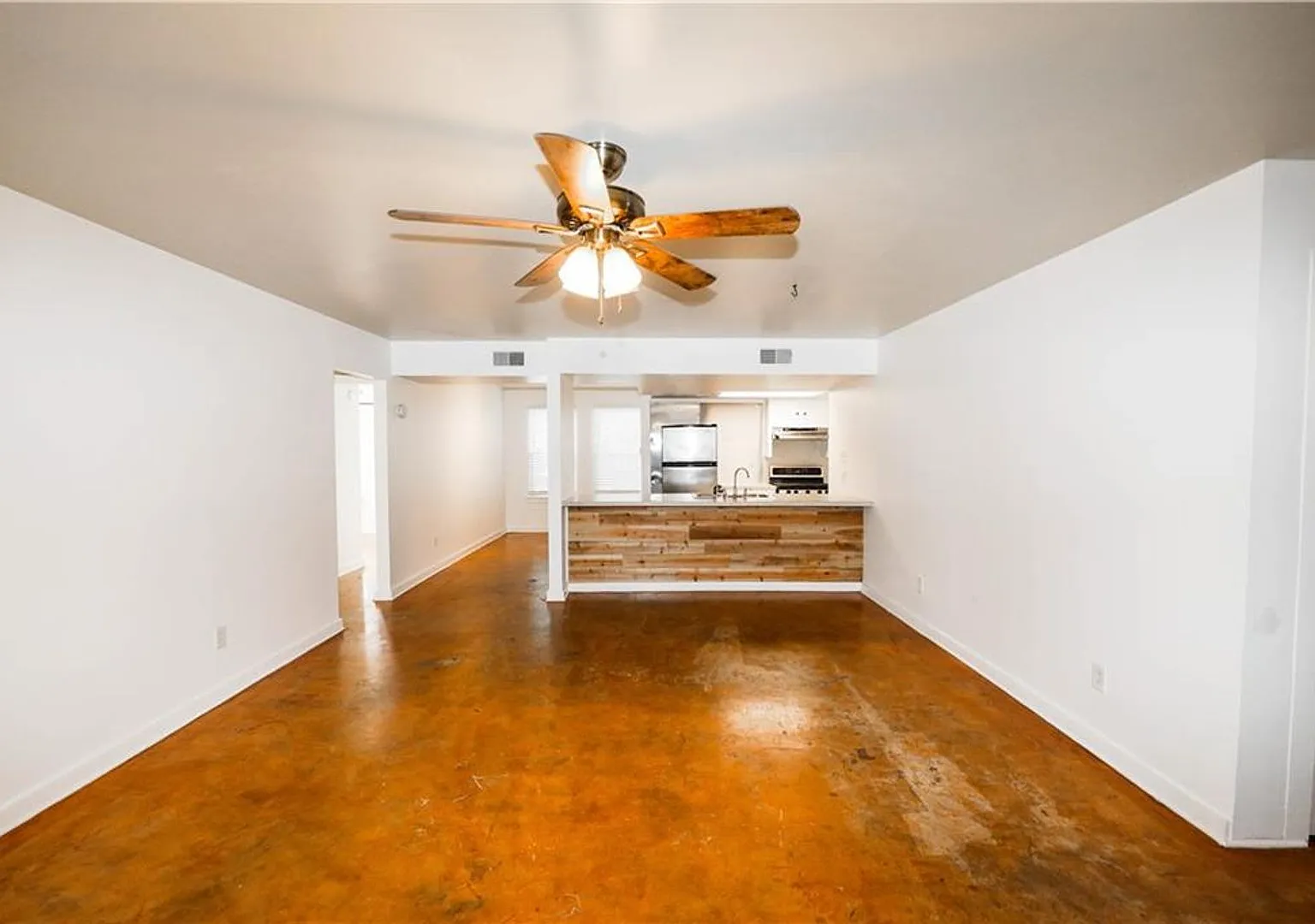 Clarkesville 2 Bed 1 Bath Available Now! — Photo 3