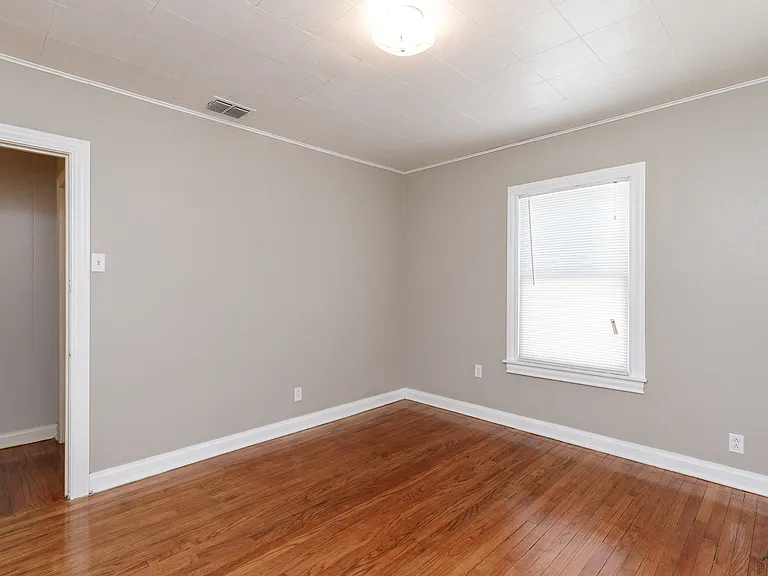 2822 Sarita St — Photo 4