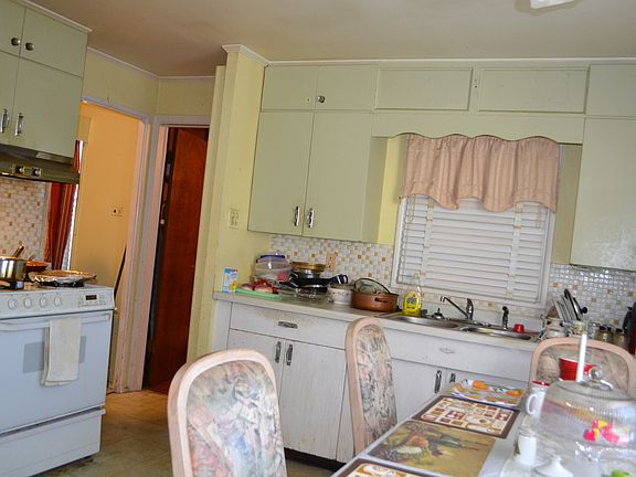 4th image of 133 Marquette St