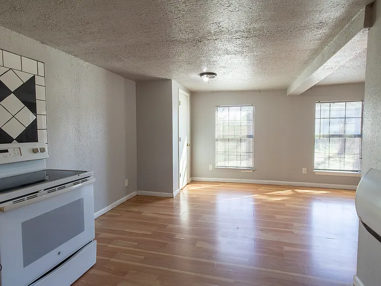 2202 Monroe St — Photo 8