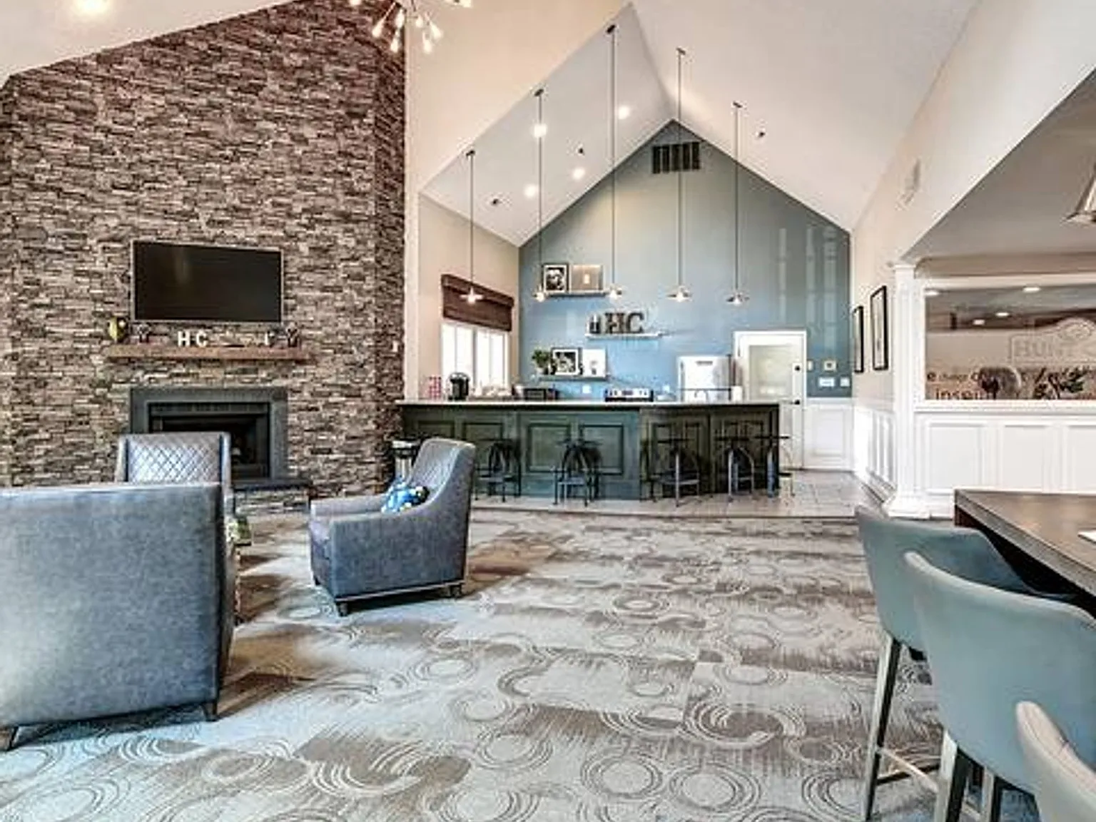 Hunt Club Apartments — Photo 4