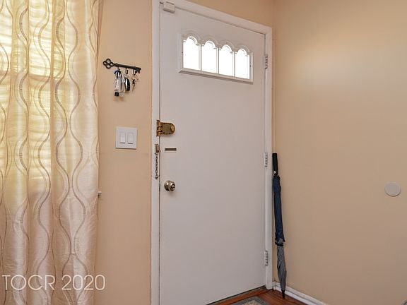 3rd image of 9 Doxbury Ln