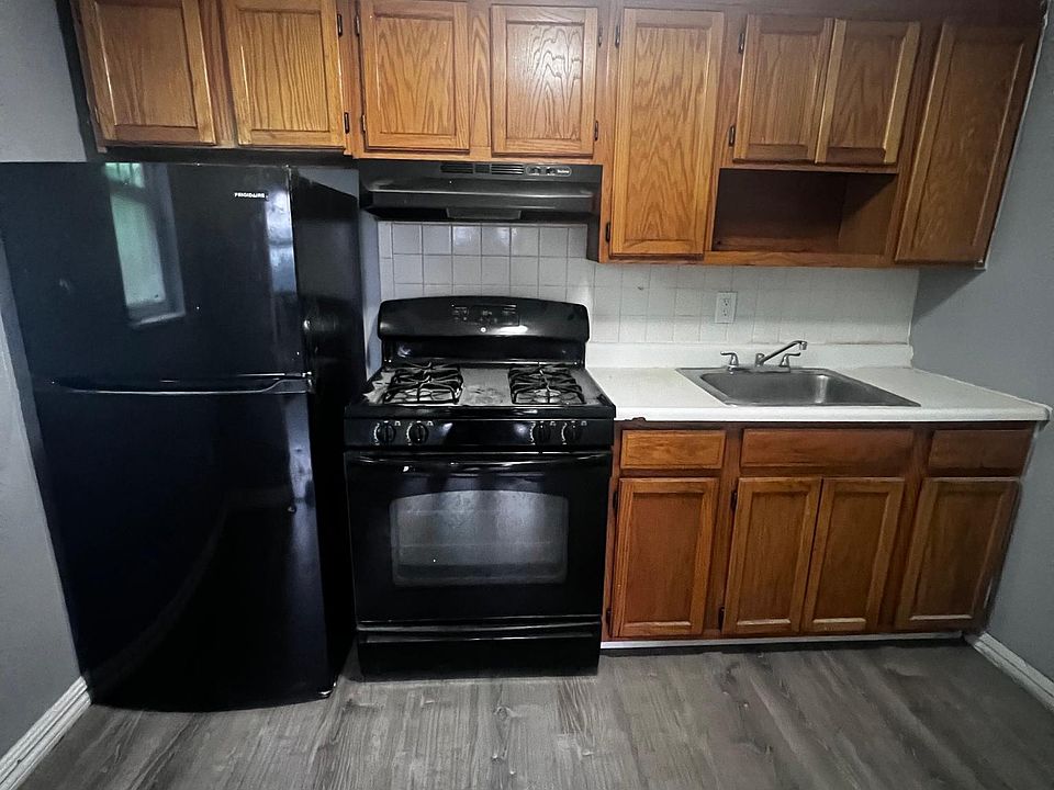 2nd image of 138 36th St #5E