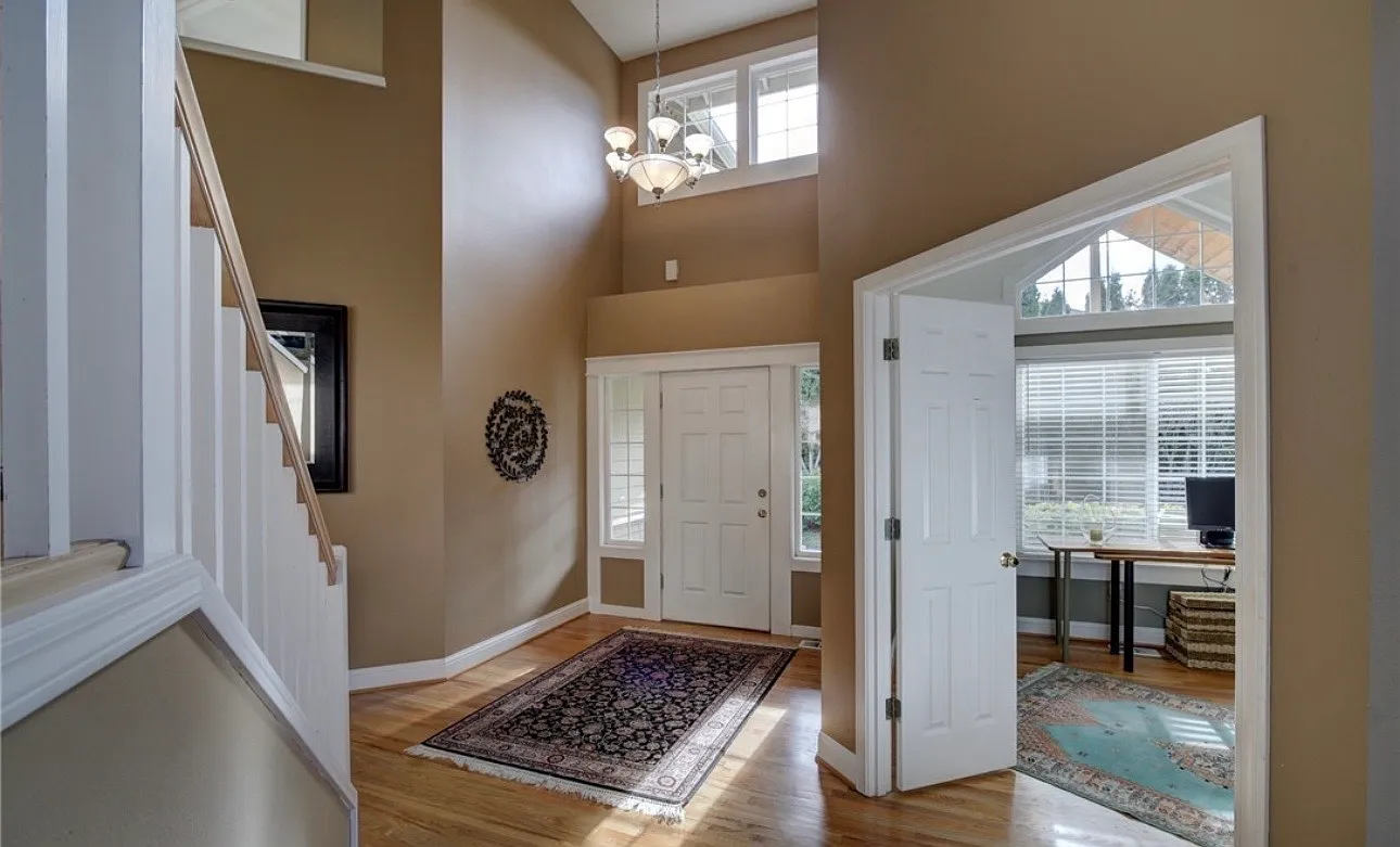 5 bed, 2.5 bath, 2860 sqft, $4,260 — Photo 3