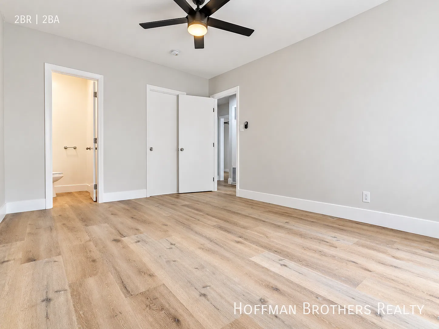 Renovated Second-Floor Apartment with Airy Living & Gated Access — Photo 4