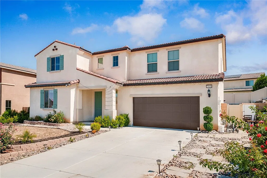 4 bed, 2.5 bath, 2792 sqft, $3,300 — Photo 2