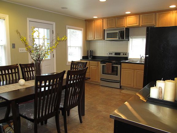 Sunny Eat-In Kitchen