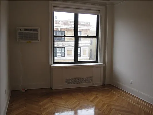 Rented by Siderow Residential Group | media 14