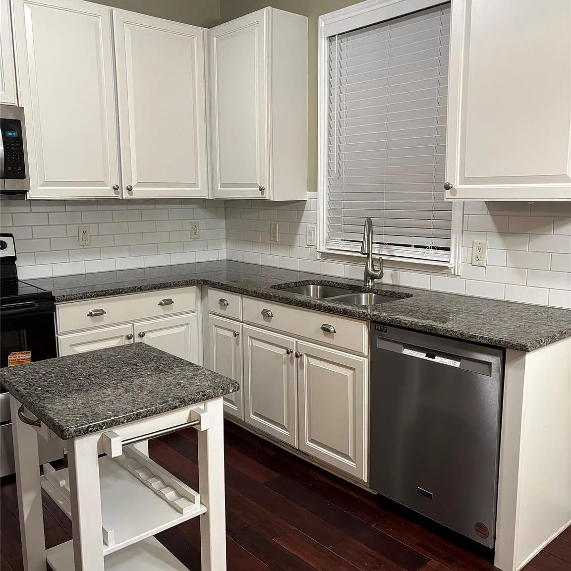 3 bed, 2.5 bath, 1676 sqft, $2,500 — Photo 3