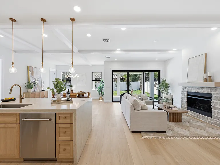 920 W Alfred St — Photo 2