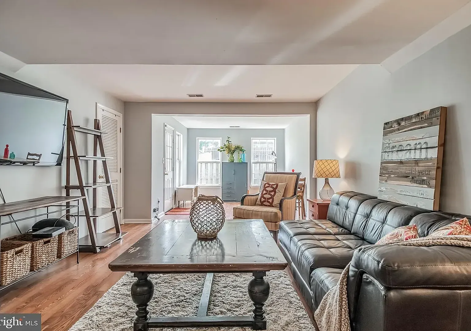 Beautiful & Comfortable 3 Bed 4 Bath End Unit — Photo 2