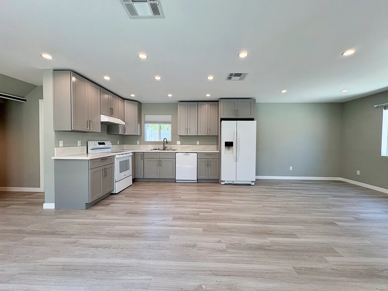 3 bed, 1200 sqft, $3,600 — Photo 4