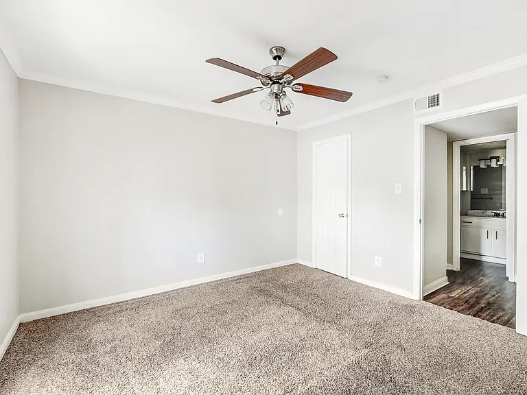 Cambridge Apartments — Photo 14