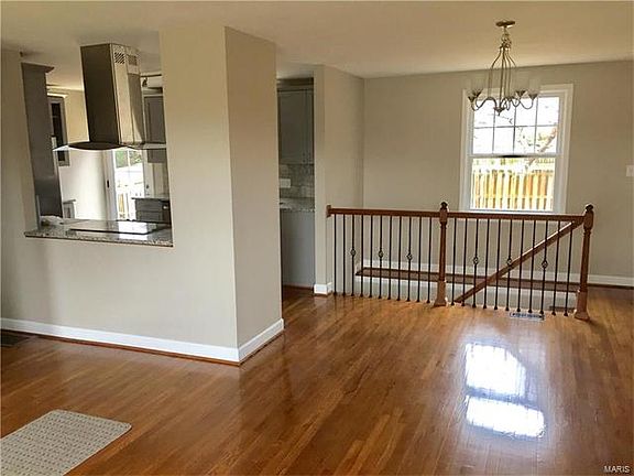 3rd image of 903 Elmont Ln