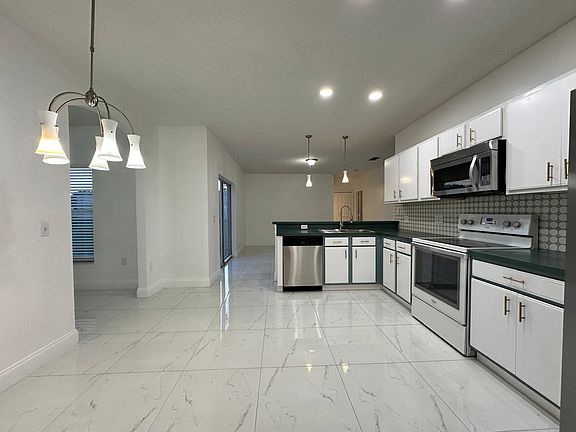 5th image of 335 Marquee Dr