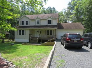 109 Oakenshield Dr, Tamiment, PA 18371