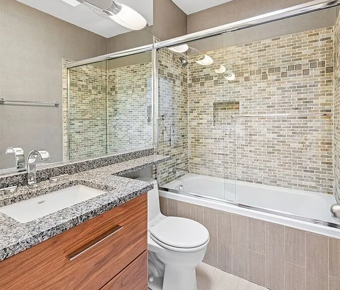 1213 W Roscoe St — Photo 14