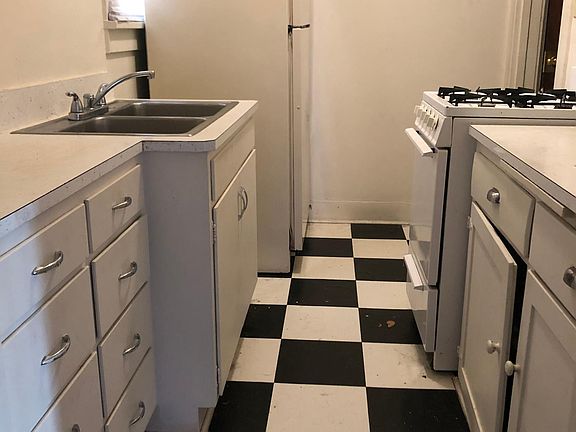 3rd image of 136 N 30th St #136