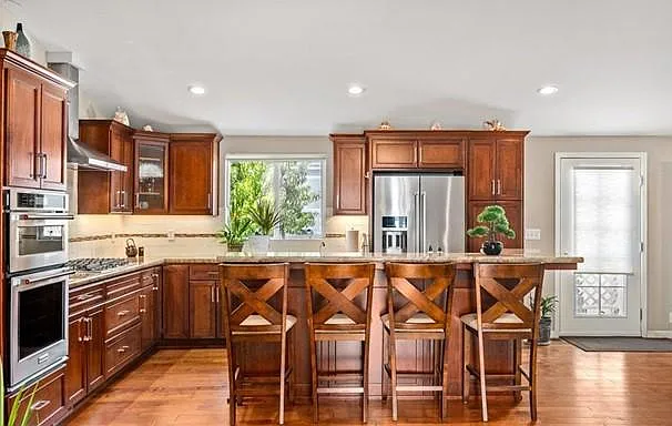 3 bed, 1351 sqft, $3,300 — Photo 4