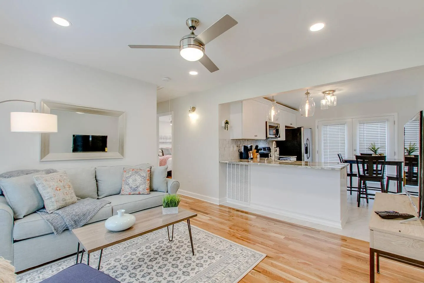 2 bed, 800 sqft, $2,000 — Photo 1