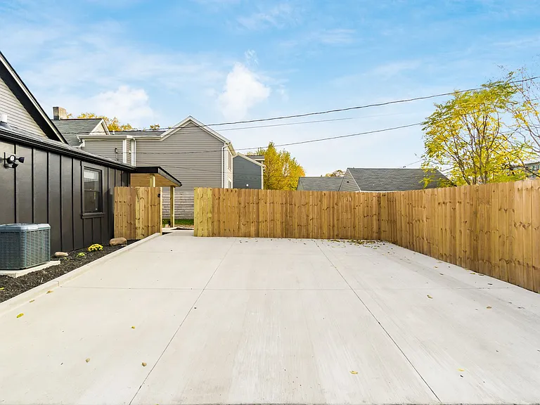853 Summit St — Photo 33