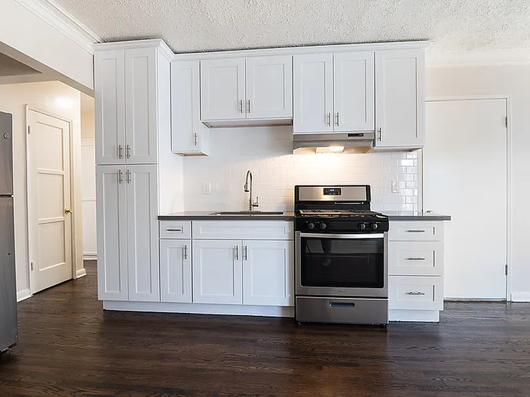 Crenshaw Park Apartments — Photo 24