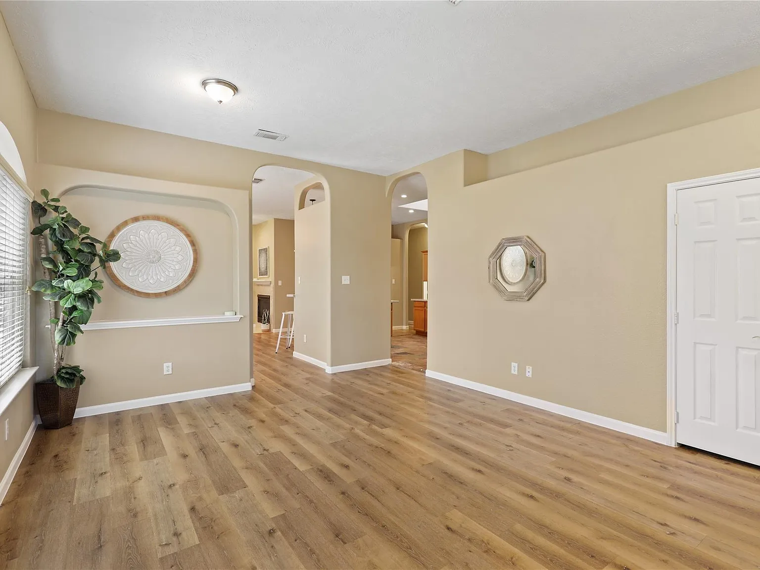 4 bed, 2.0 bath, 1958 sqft, $2,100 — Photo 3
