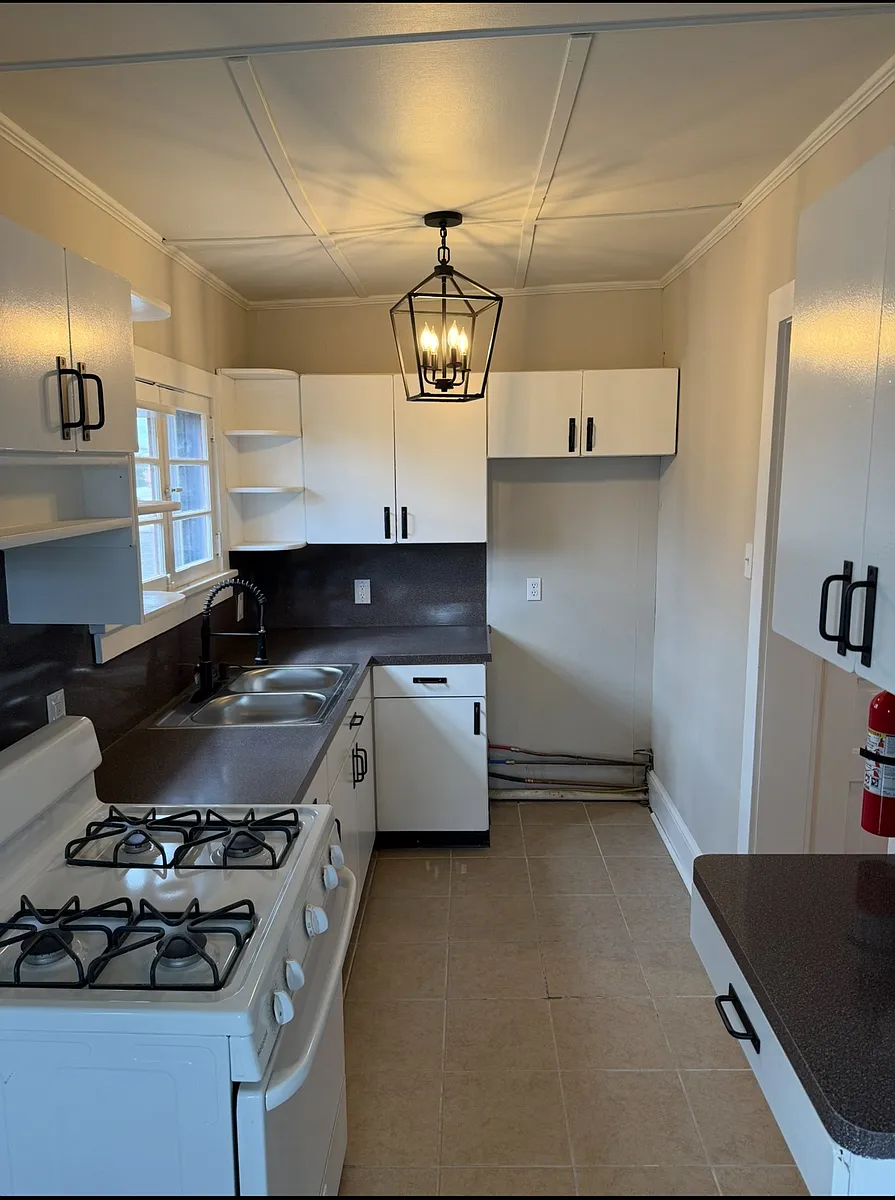 Building Photo - 166 Center St #2B