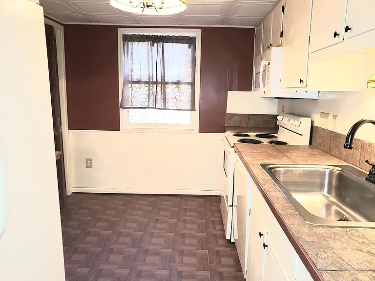 2140 Rexford Rd — Photo 2
