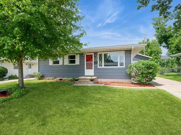 820 Hillview Dr, Marion, IA 52302