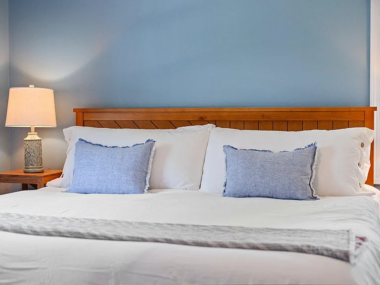 Blue room, king bed