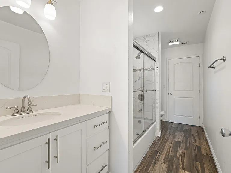 1327 W 37th Pl — Photo 6