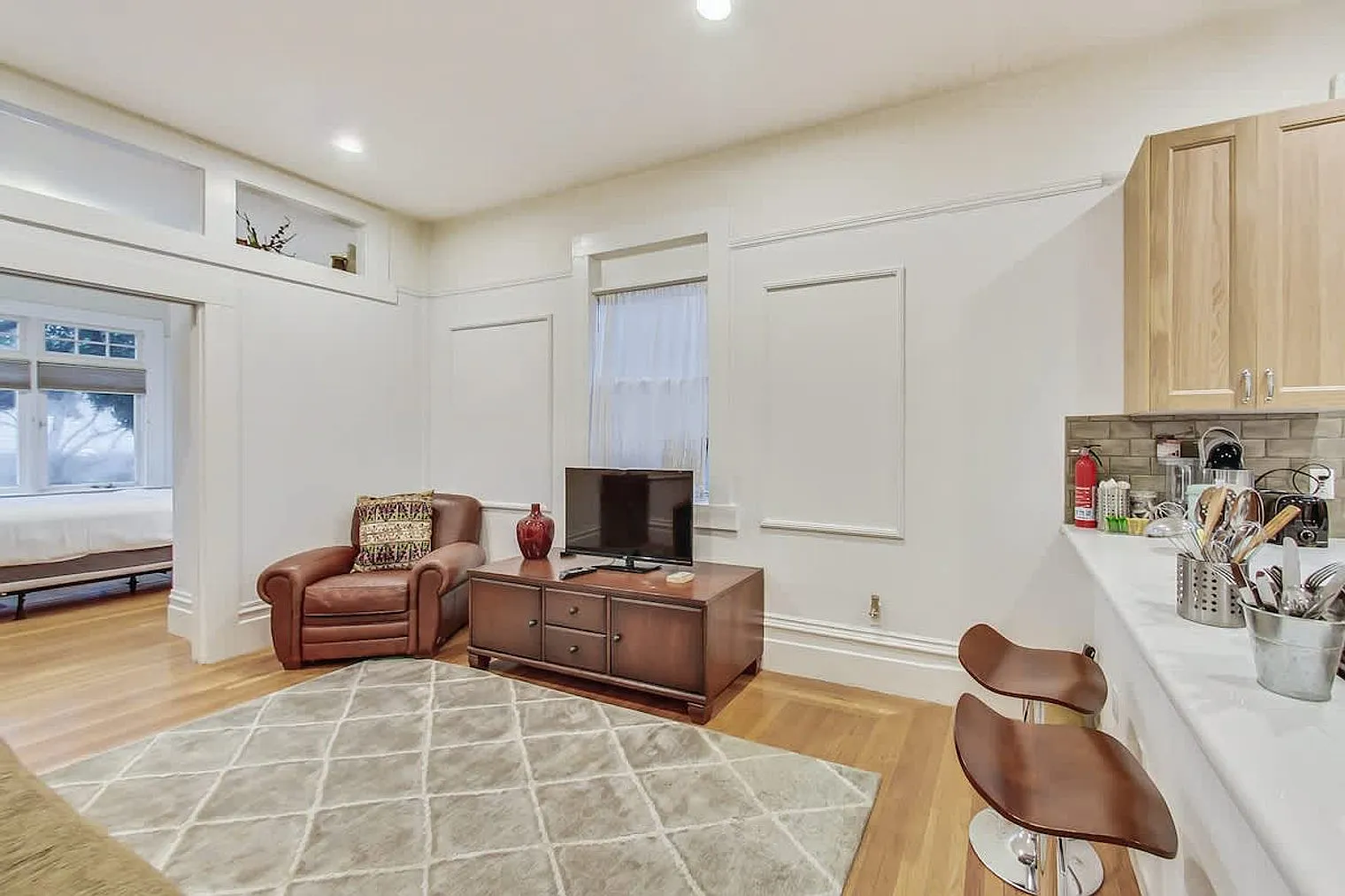 1 bed, 1.0 bath, 947 sqft, $5,690 — Photo 2