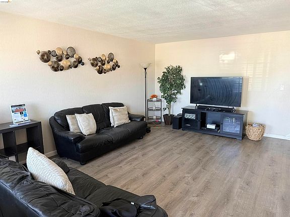5th image of 650 Fargo Ave APT 1