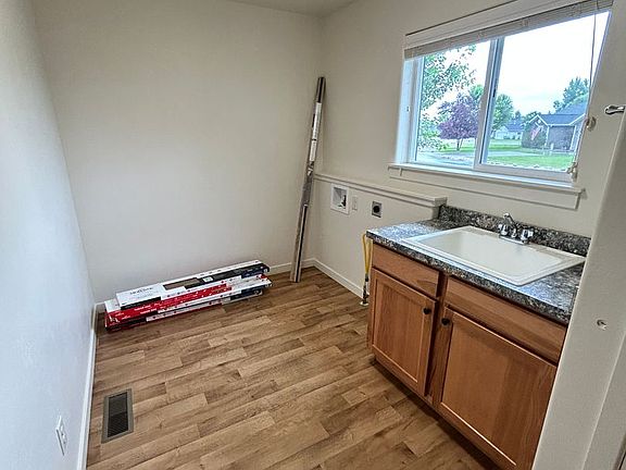 5th image of 105 Centurion St
