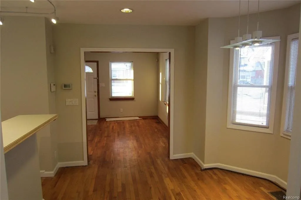 3 bed, 2.5 bath, 1235 sqft, $1,600 — Photo 3
