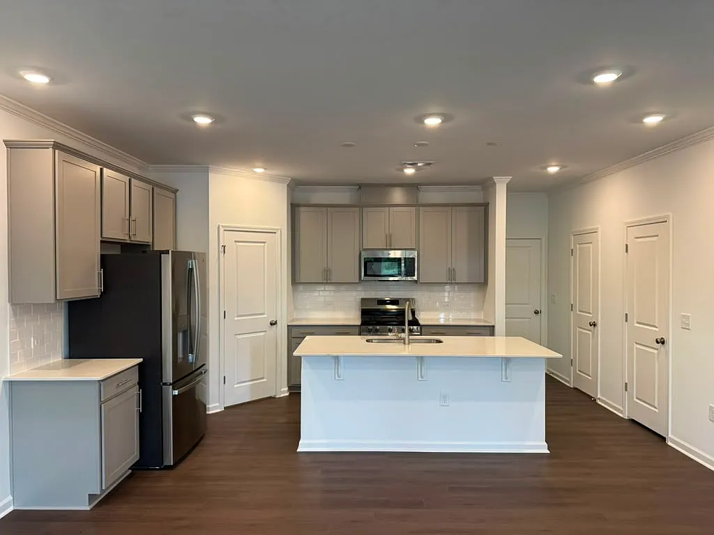 3 bed, 2.5 bath, 1939 sqft, $1,945 — Photo 3