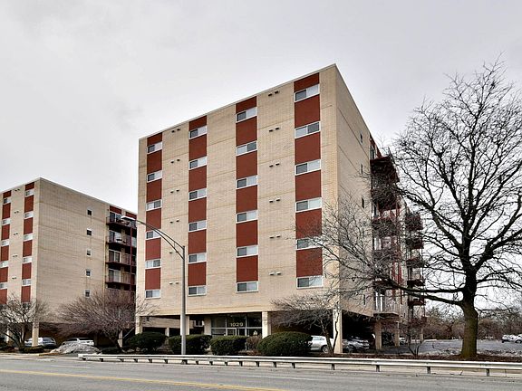 3rd image of 1029 Des Plaines Ave #D306