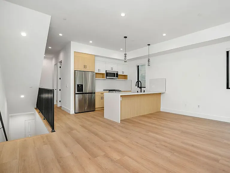 4541 Tujunga Ave — Photo 2
