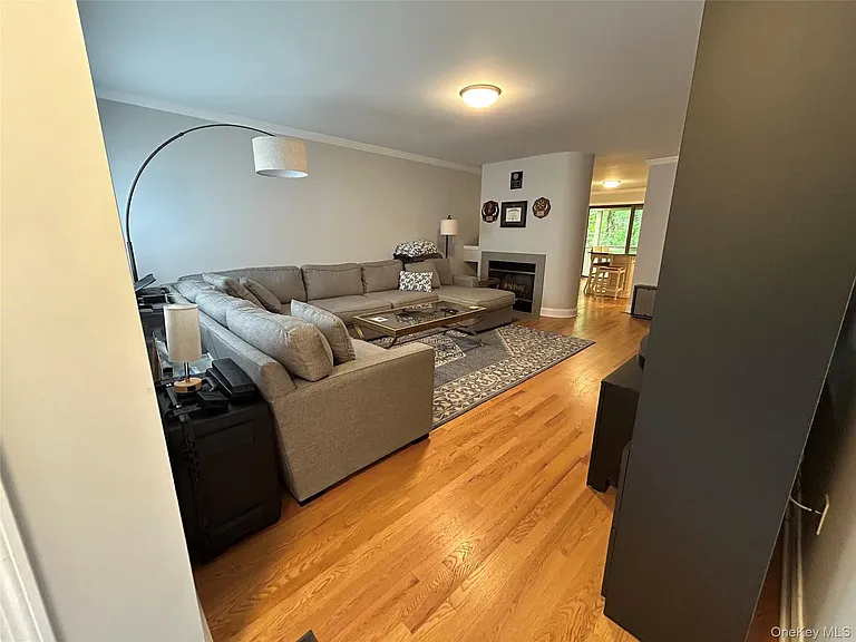 277 Maplewood Dr — Photo 2