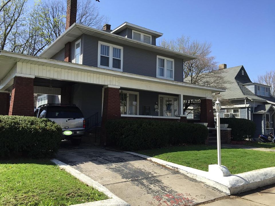 This is the view from the front showing the covered front po