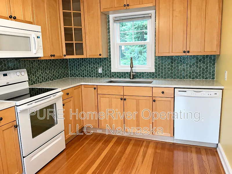 3 bed, 1.0 bath, 1298 sqft, $1,900 — Photo 2