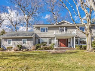 65 Cardinal Dr, Roslyn, NY 11576