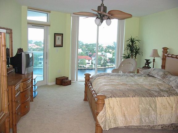 3rd image of 20201 E Country Club Dr APT 806